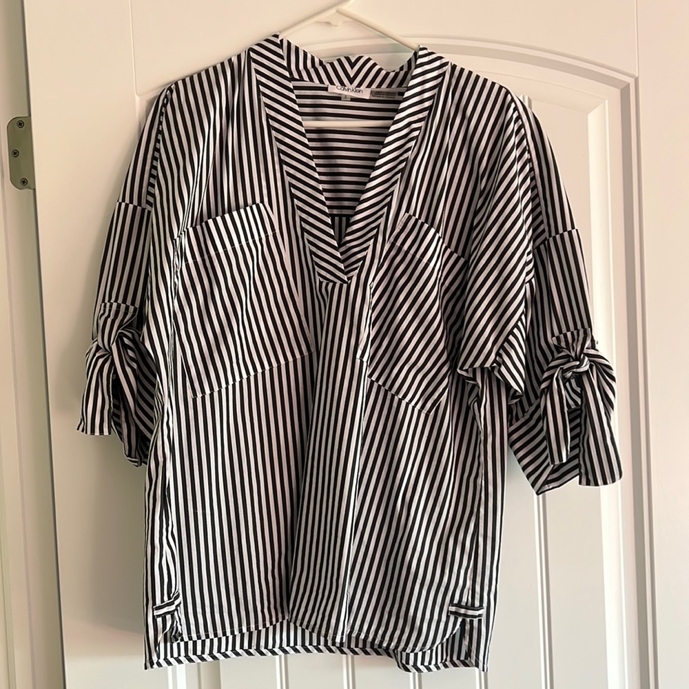 Calvin Klein Women’s V Neck Pullover Blouse Beautiful dressed up or down!